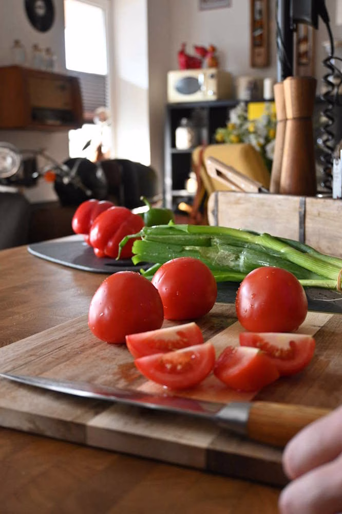 Coach Simone bei einer Ernährungsberatung mit frischen Zutaten