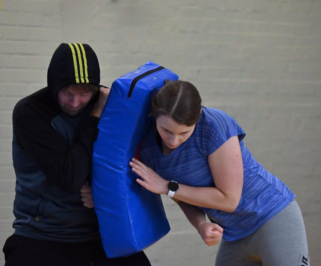 Selbstverteidigungs-Workshop: Simone zeigt jungen Frauen Techniken zur Selbstverteidigung.